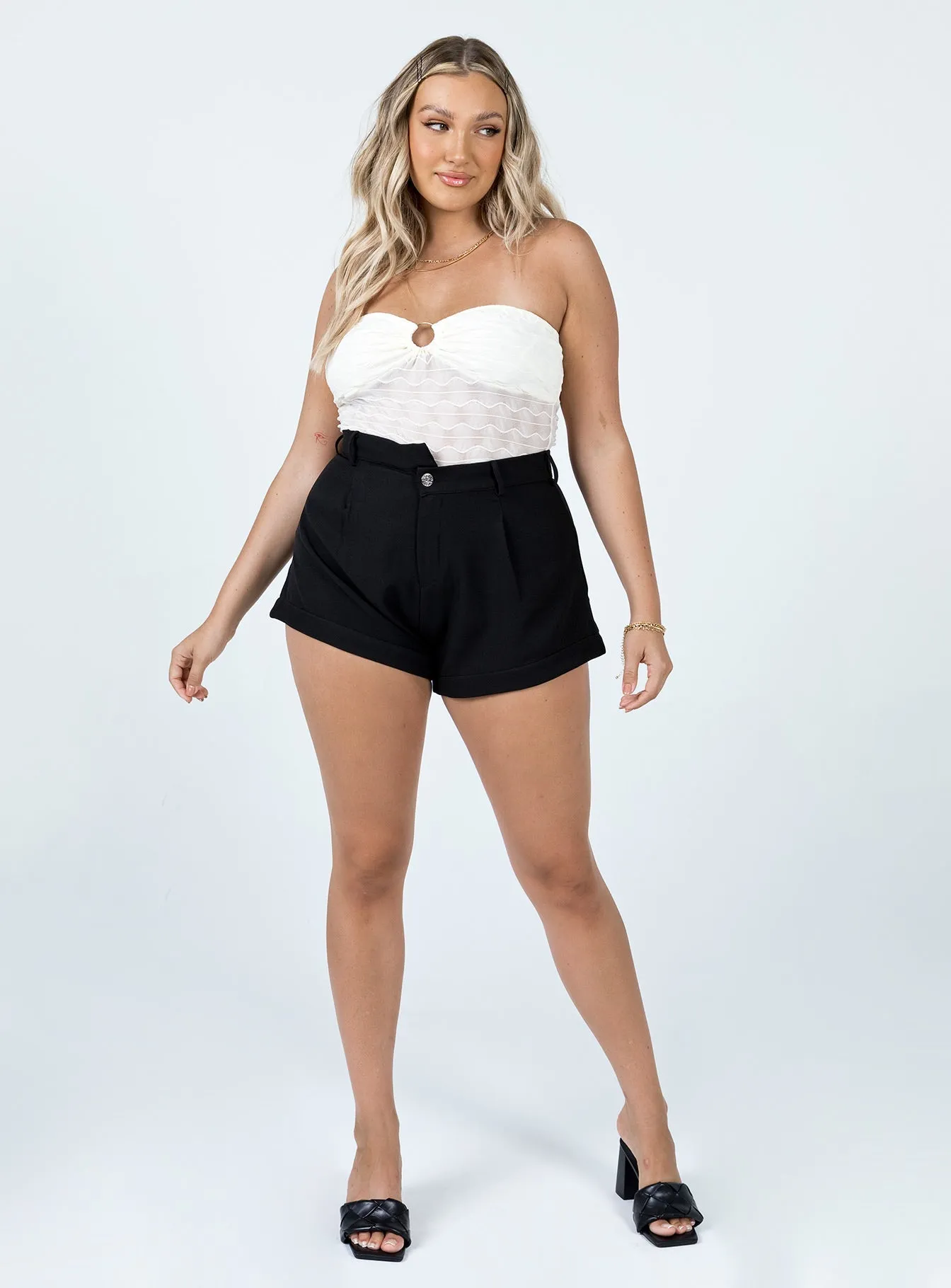 Travel Core Nalah Shorts Black