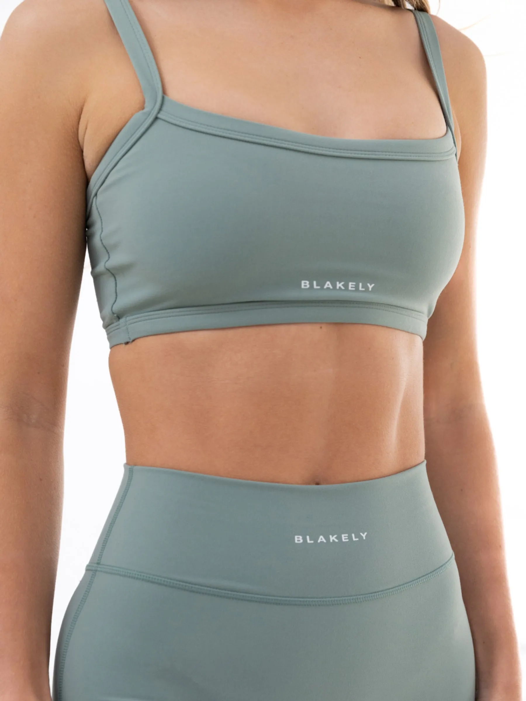 Slim fit seams Ultimate Sports Bra - Sage Green
