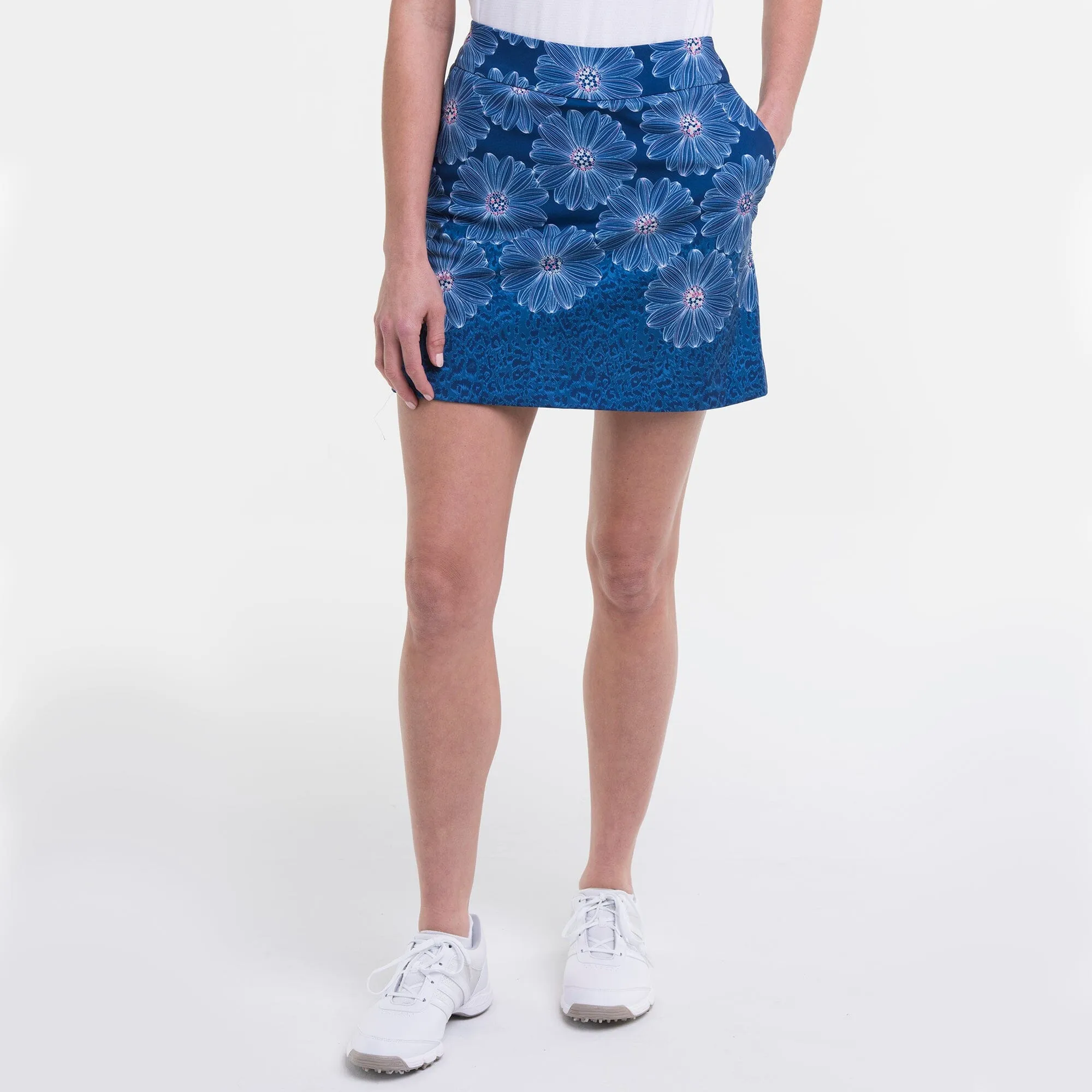 17 1/2 IN TEXTURAL PRINT SKORT Relaxed Style Playful design piece
