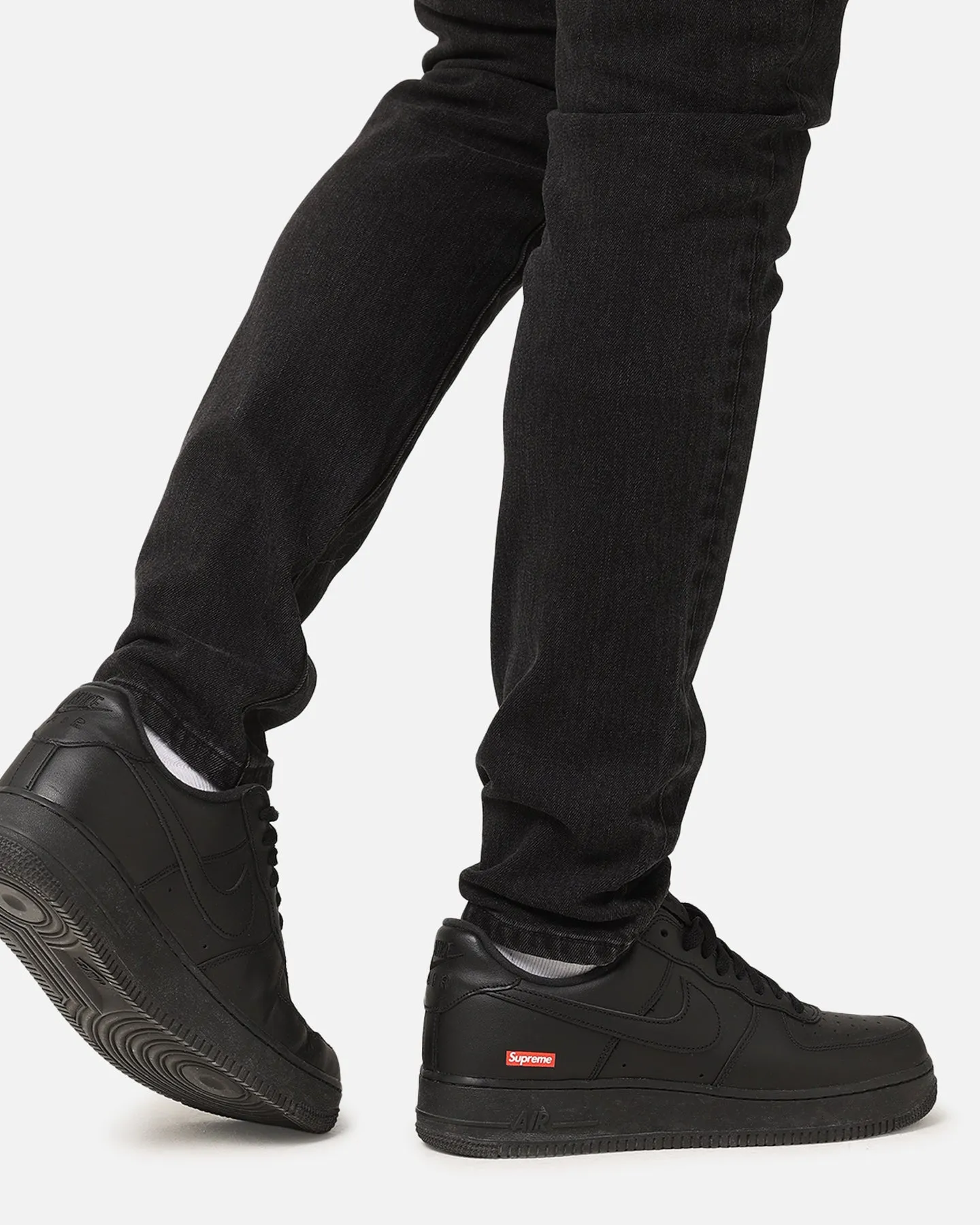 Outdoor Adventure Stylish Cool Day Look Saint Morta Tapered Denim Jeans Washed Black