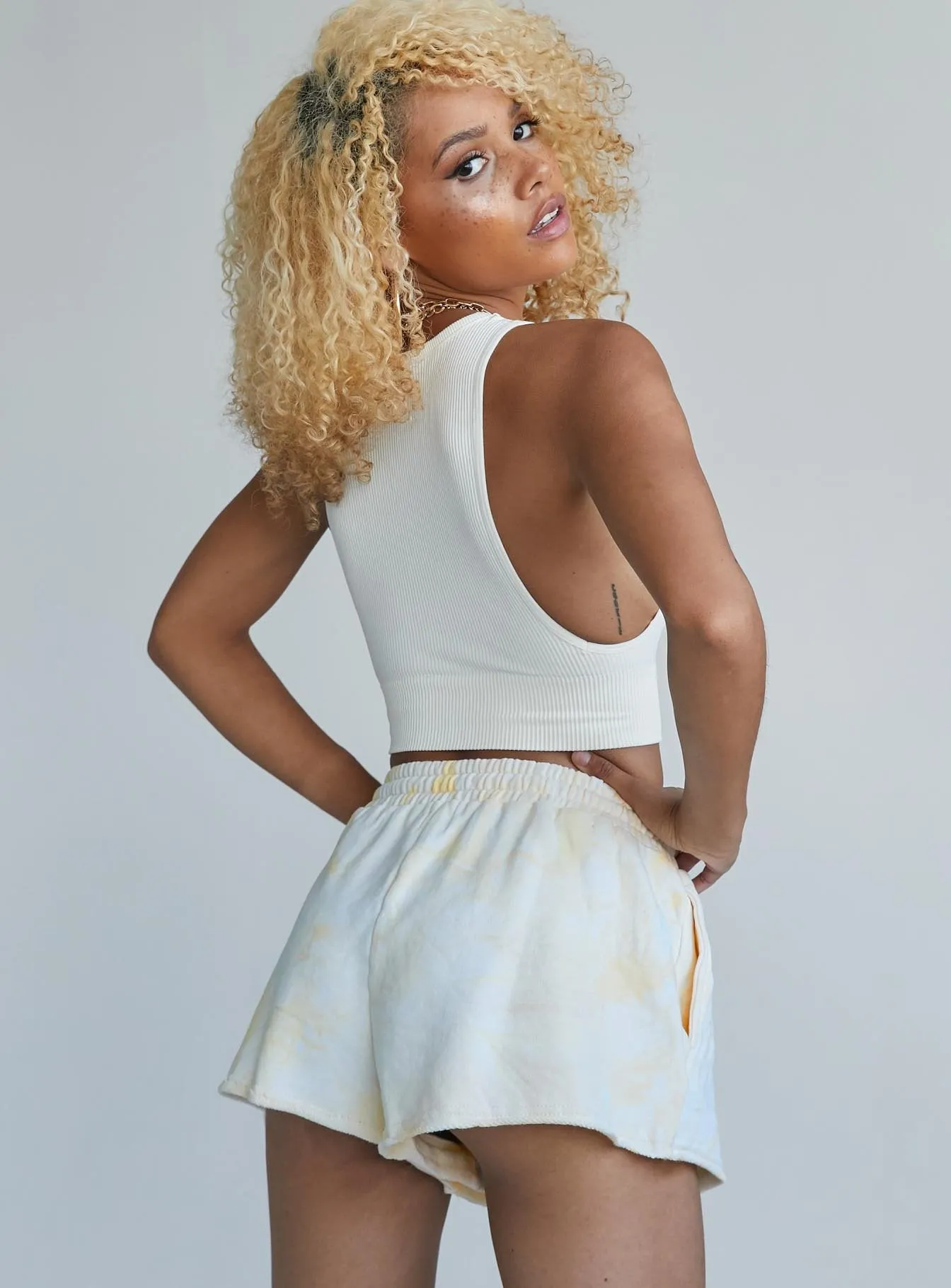 Tomos Tie Dye Shorts Beige Commute Ease