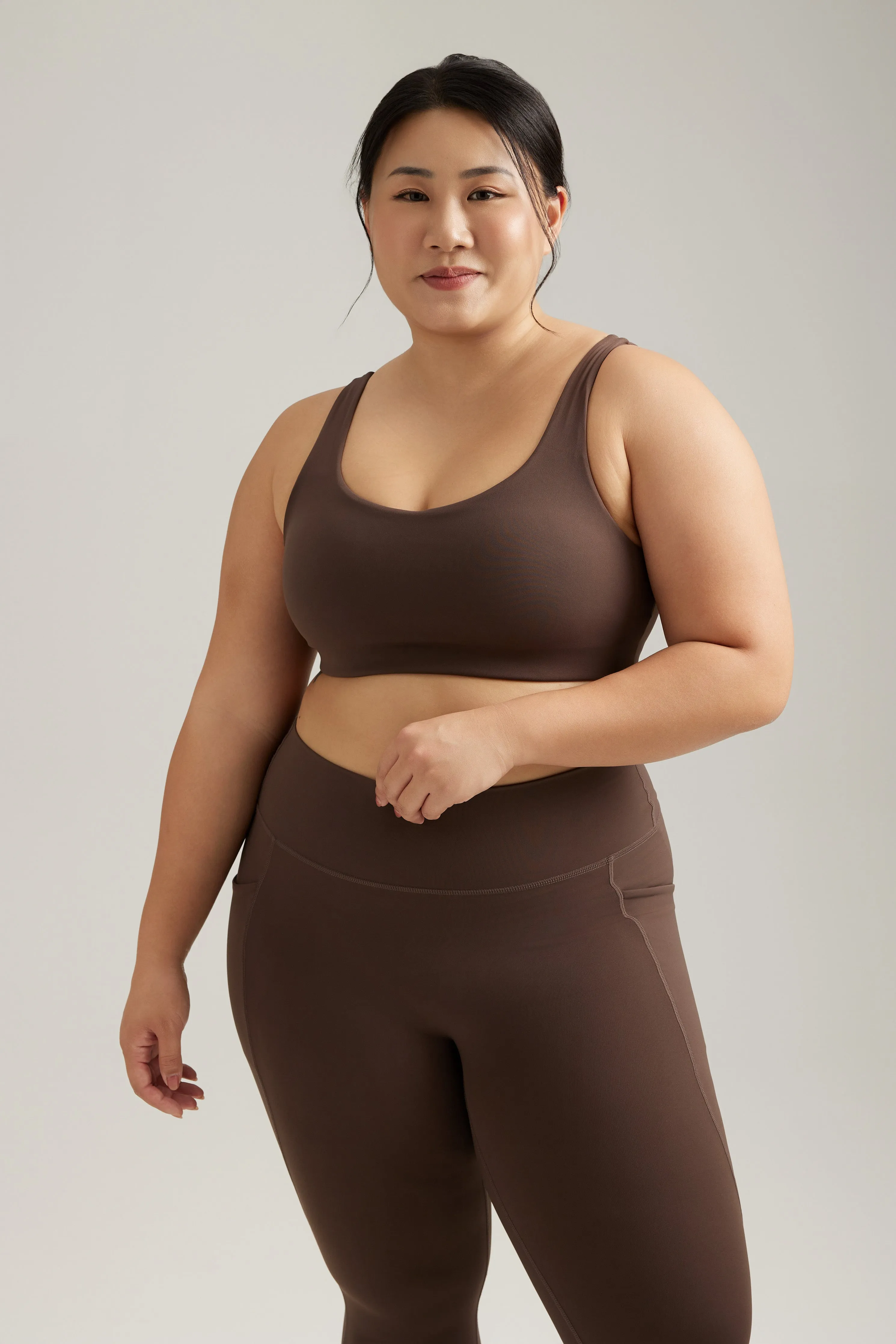 Seamless Design Contrast stitching seams Circle Back Bra 2.0 in Espresso