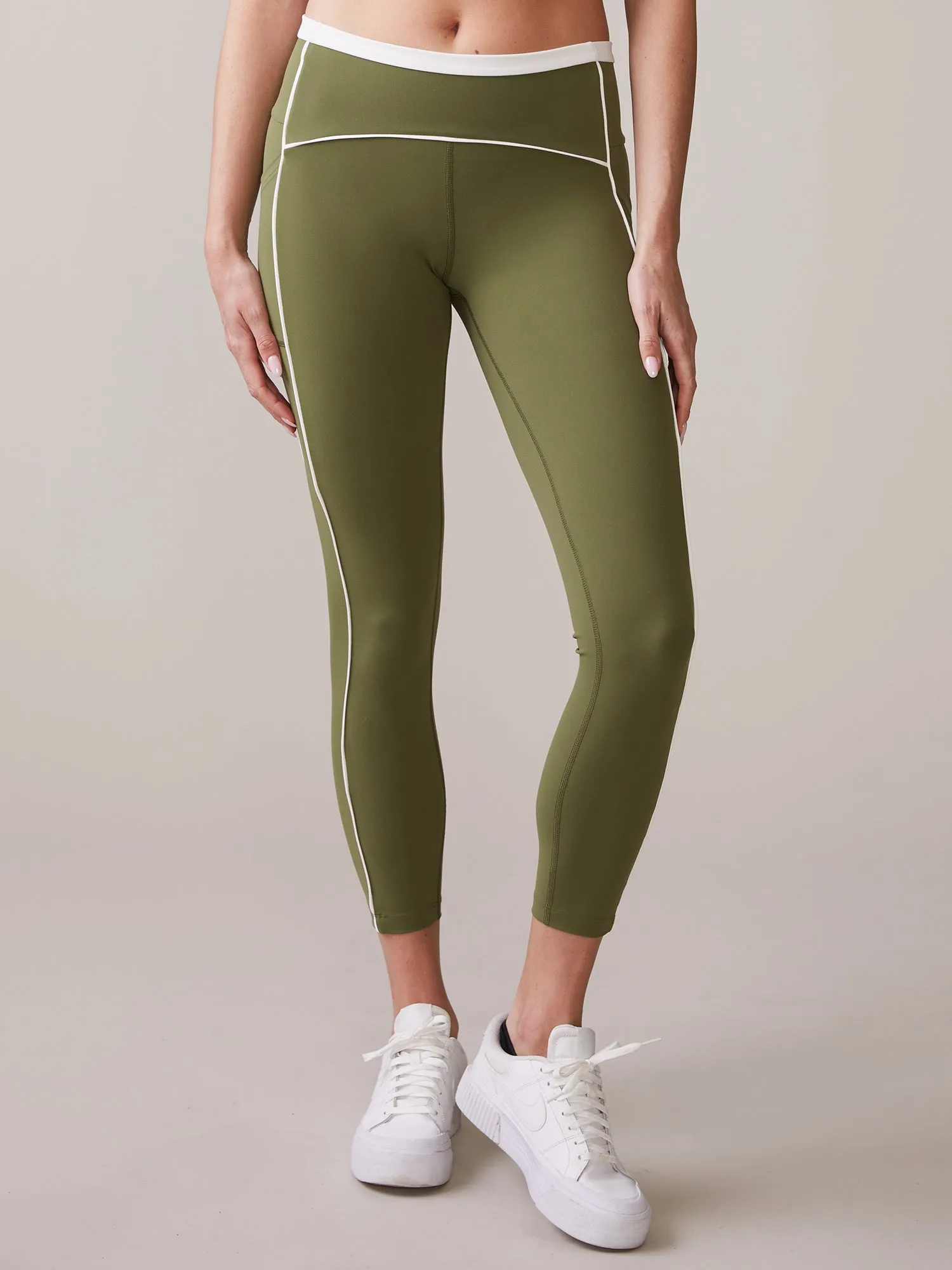 Abrasion Resistant Fabric Sleek Shape Piped Pocket Legging