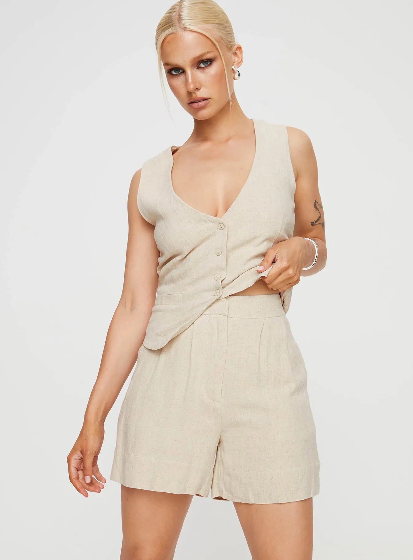 Nature Base Glow Core Bellair Linen Blend Shorts Beige
