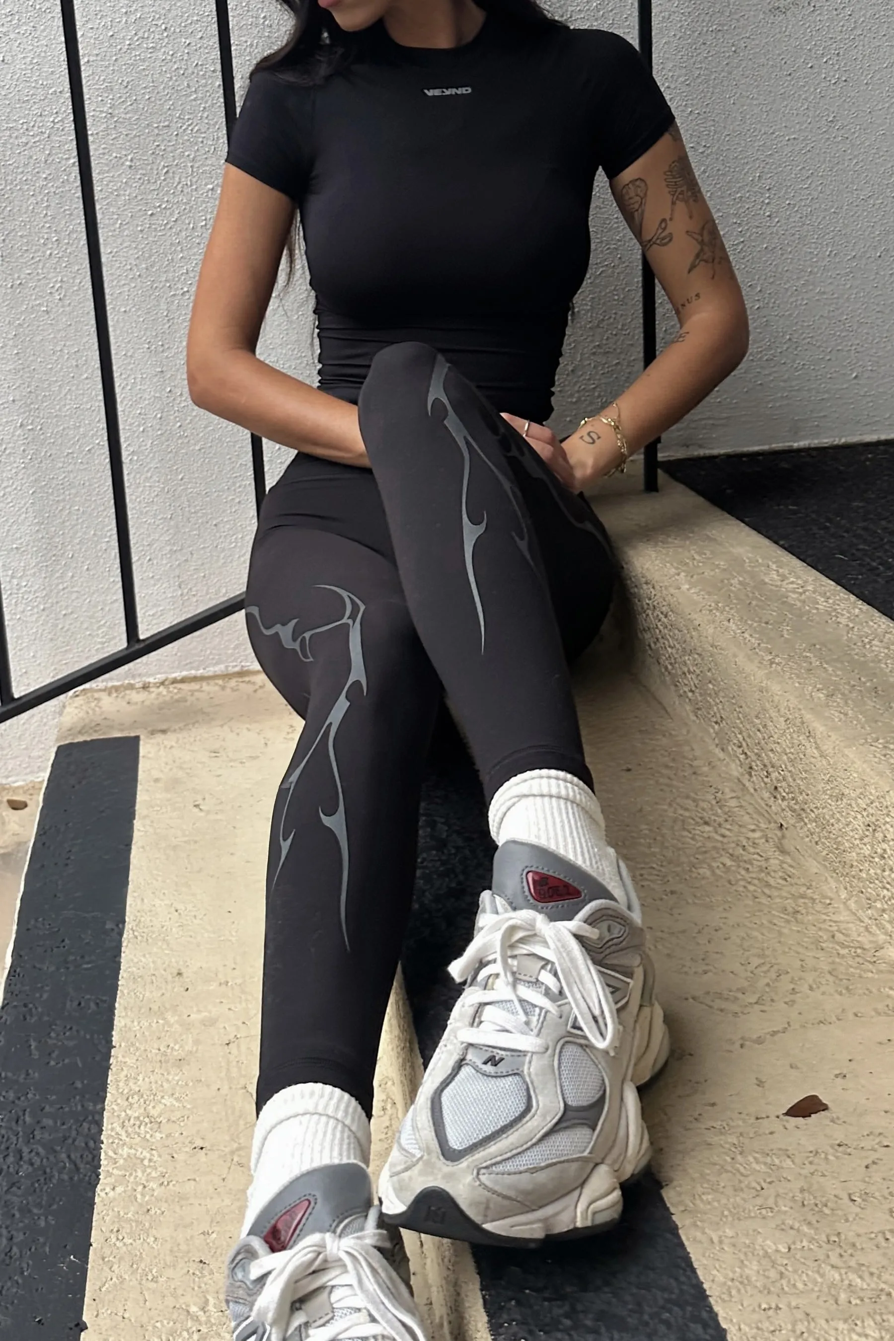 Plus Size Soft Touch Modern Look LEGGINGS GRAY VEINS GRAPHIC - Black
