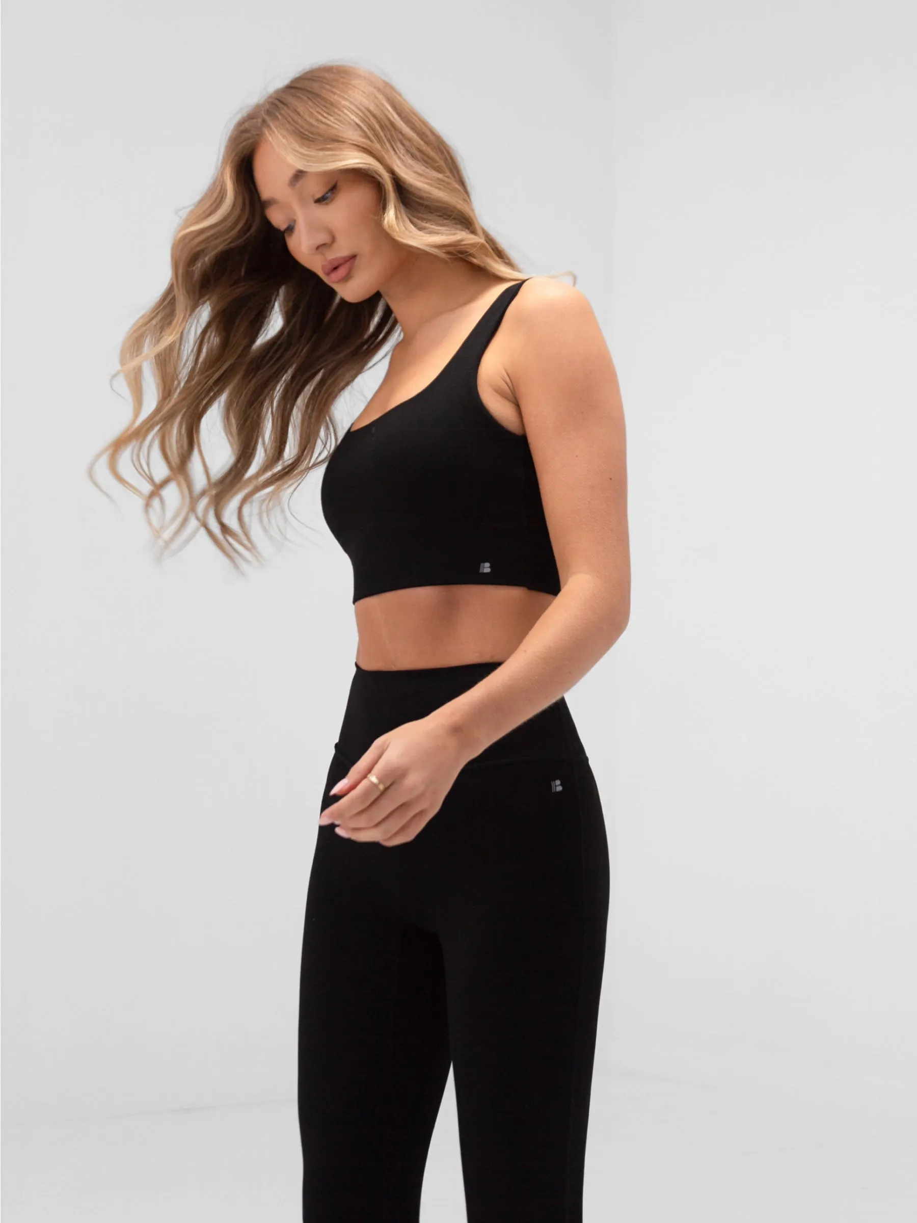 teen clothing Performance seams Apex Pro Sports Bra - Black