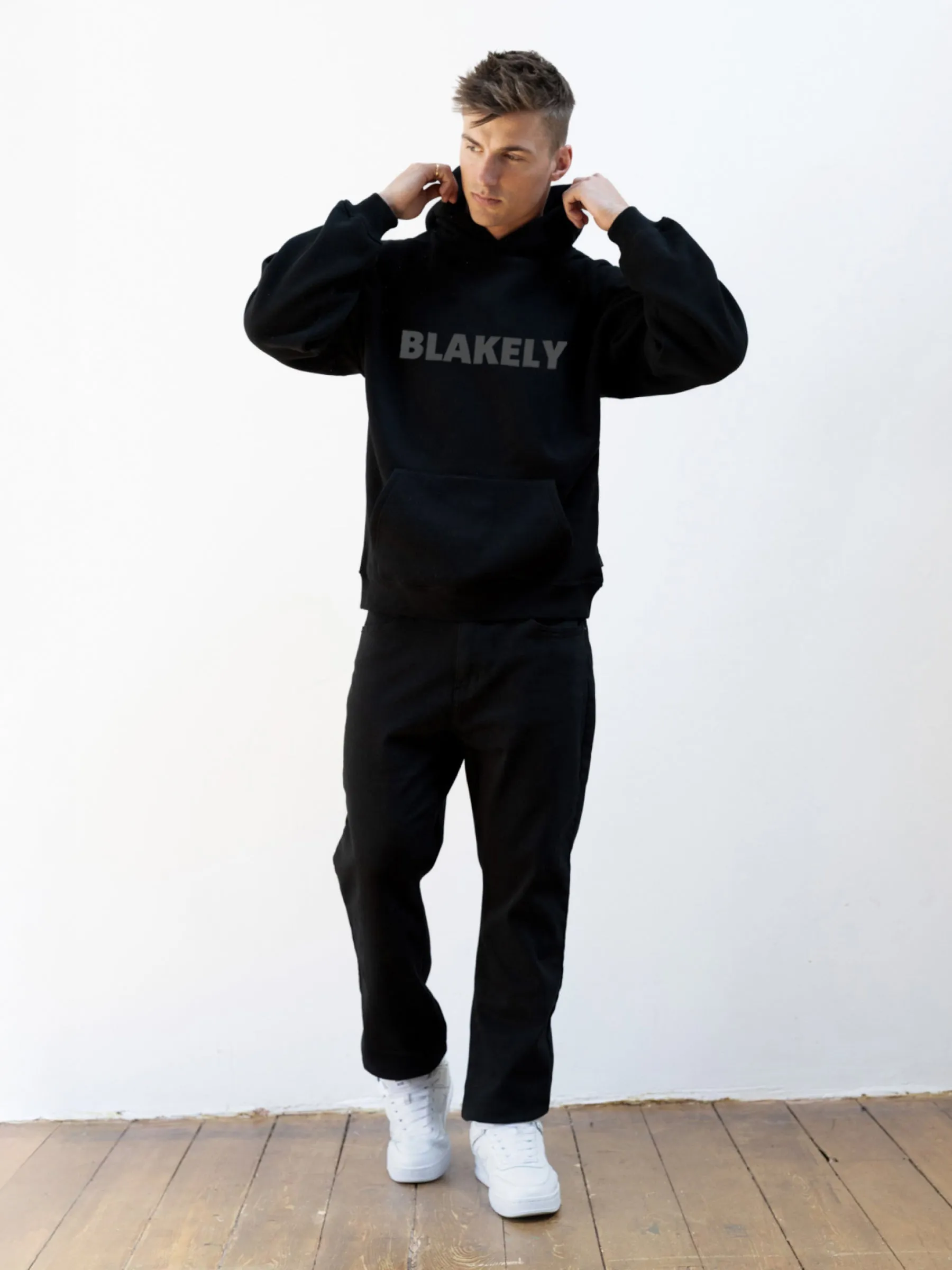 wrinkle free Studio Relaxed Hoodie - Tonal Black