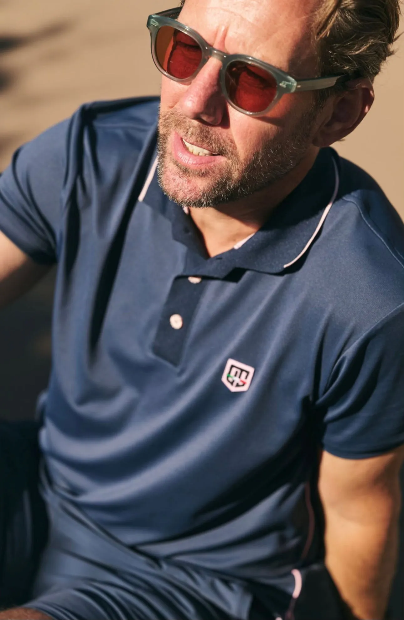 Thermoregulating Fabric Travel Staple Retro IV Polo - Oceano di Mezzanotte / Bermuda Pink