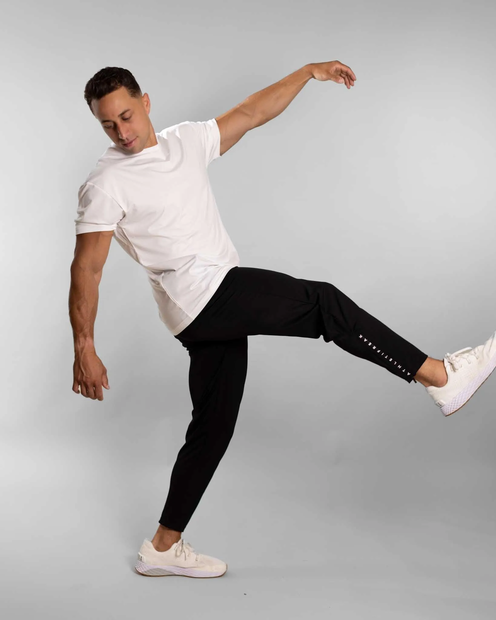 Non Clip Cozy Essentials [CORE] Thrive Joggers - Black