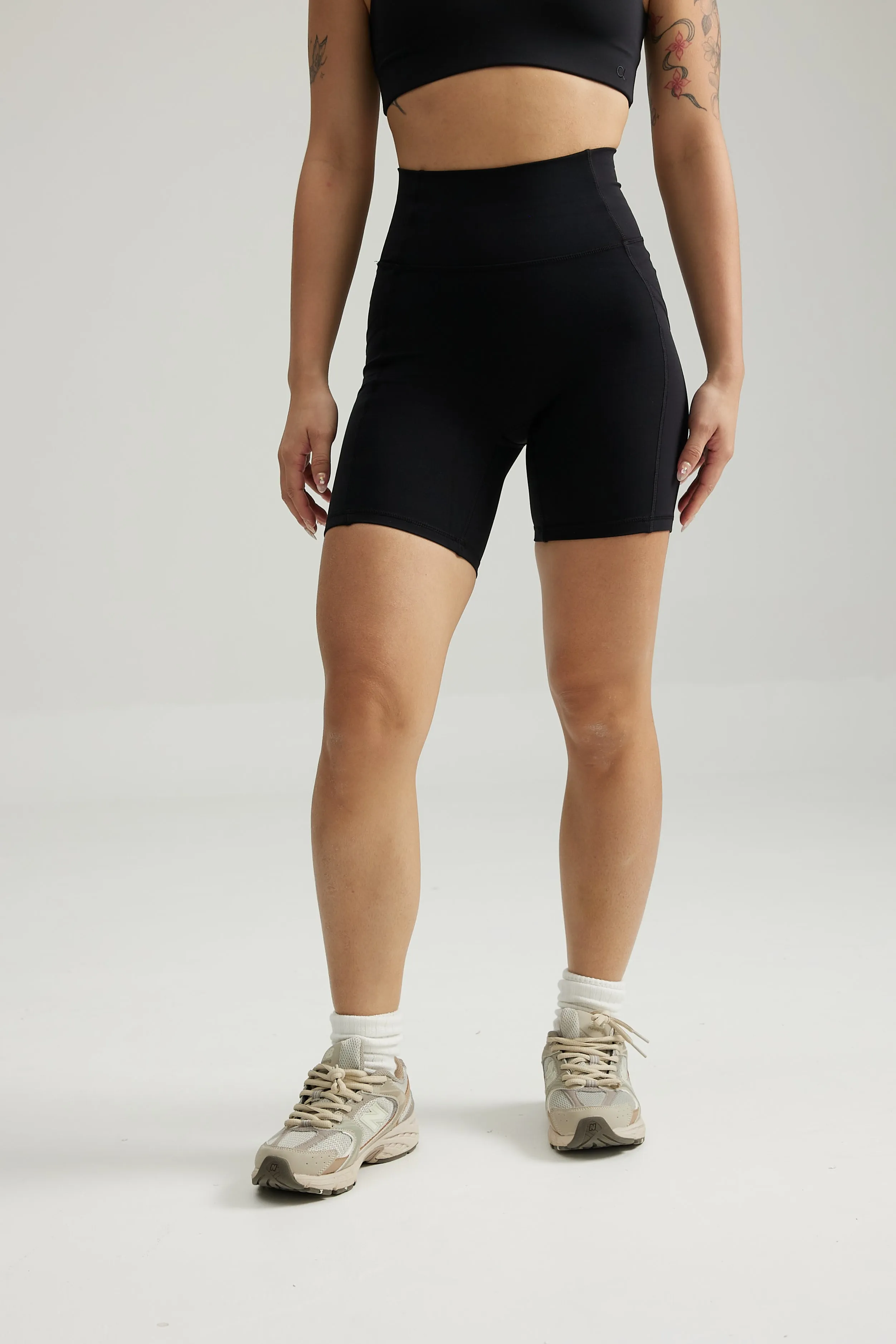 Travel Fit On-The-Go Style Pocket Shorts (Biker 6") in Black Sesame
